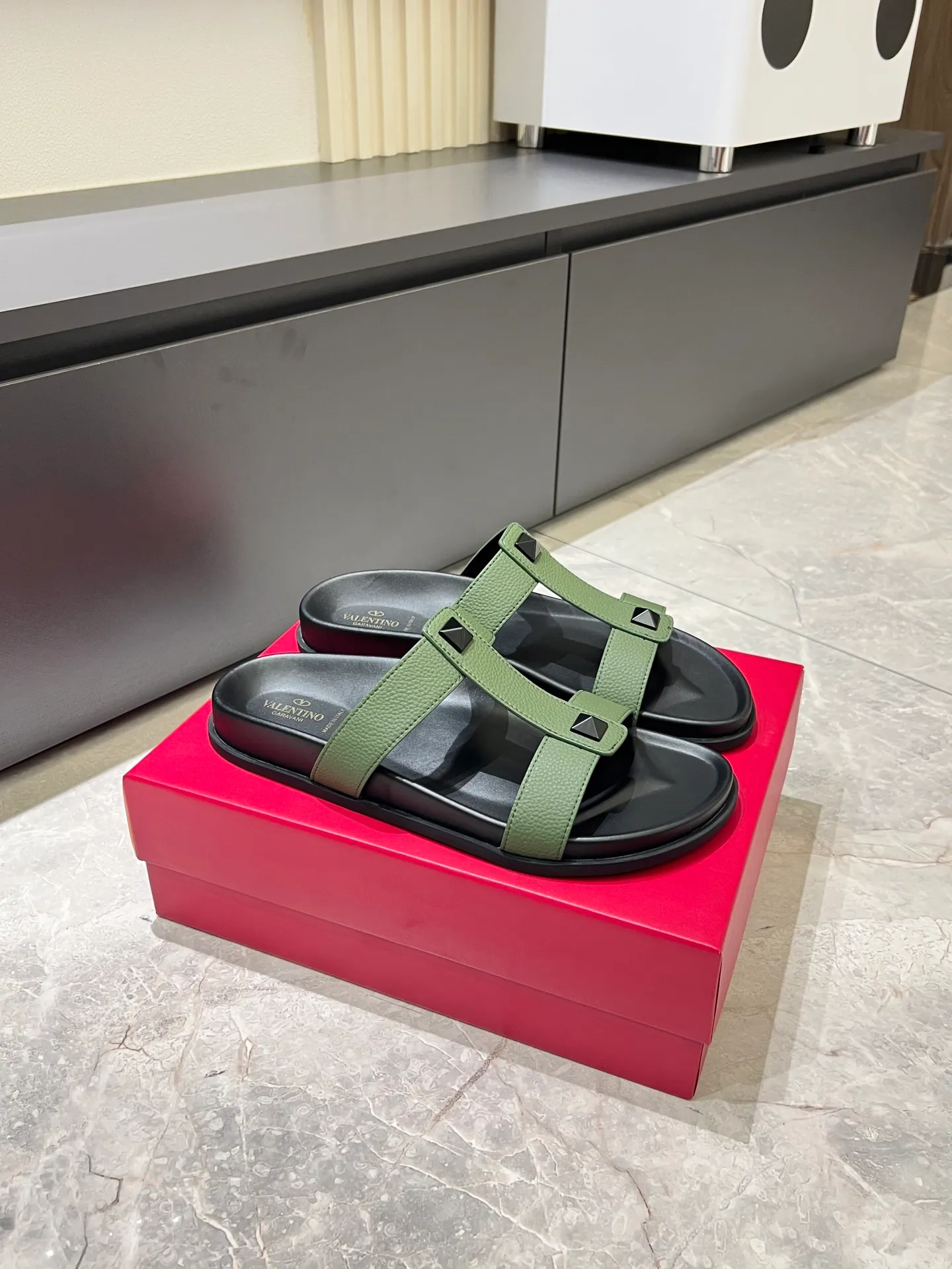 Men's shoes 💰p300 VALENTINO Men's 🧍‍♂️ Spring and summer new style metal logo flat slippers, elegant sandals, the same style worn by celebrities, original molding, imported calfskin. Rubber outsole. Soft and durable, full set of counter packaging size: 39-44 (.45.46 customized)